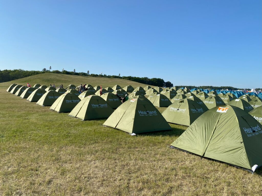 Tech2Techs camp med en-mands-telte på Networking Green på Heartland ved Egeskov Slot i 2023