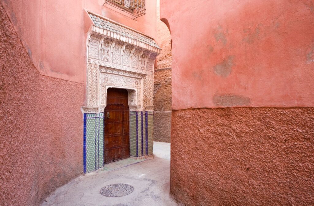 Smal gade i den gamle bydel i Marrakesh, Marokko