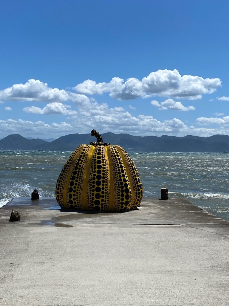 Studie- og netværkstur til Japan. Græskar af Yayoi Kusama på Naoshima Island, Teshima