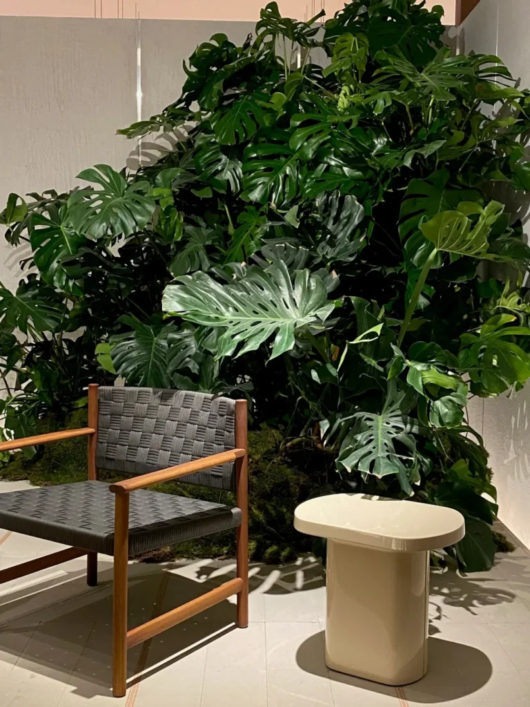 Stol, bord og plante på SALON MOBILE på den åbne studietur til Milano 2025 med Tech2Tech