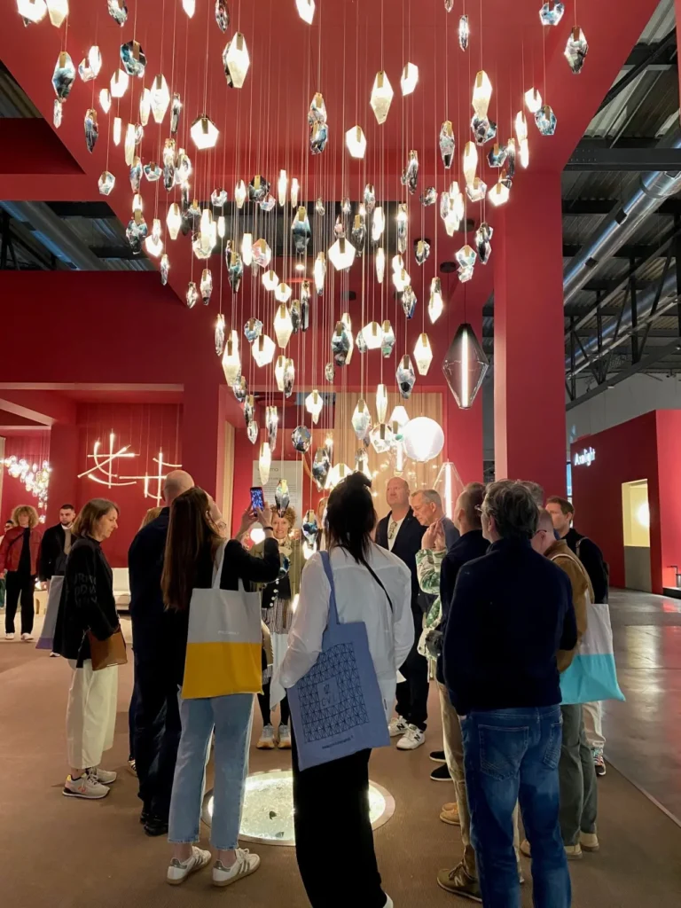 Lysinstallation på SALONE MOBILE på åben studietur til Milano 2025
