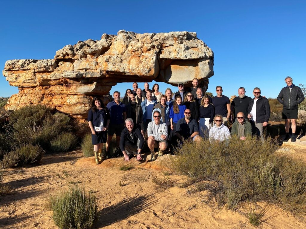 Gruppefoto i Kagga Kamma under studie- og netværksturen i Sydafrika med Tech2Tech