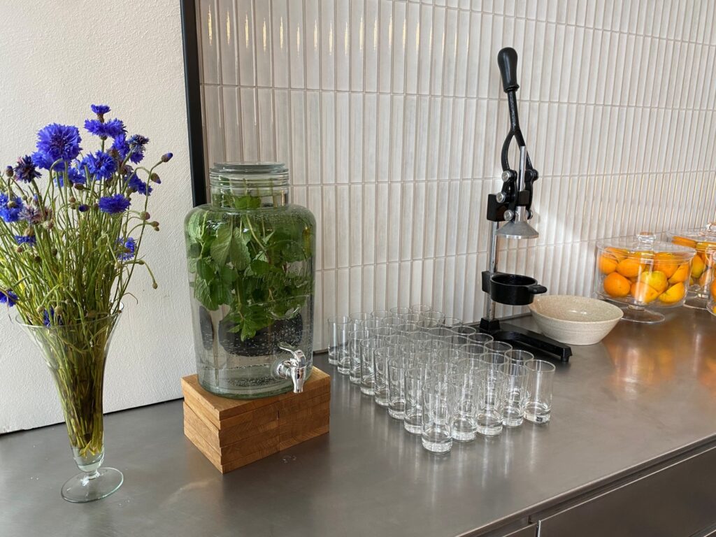 Forfriskninger hos Københavns Møbelsnedkeri under Study tour on Bike med Tech2Tech