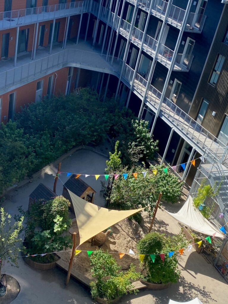 Gårdhave besøg i Nordhavn under Study tour on Bike i København med Tech2Tech, september 2025