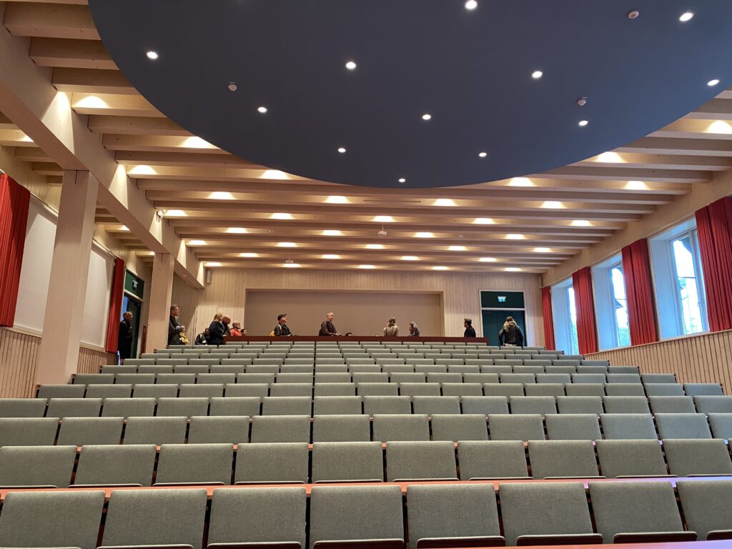 Auditorium med røde gardiner, Study Tour on Bike Arne 2026