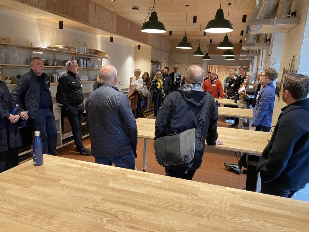 Studietur deltagere i køkken, Study Tour on Bike Arne 2026