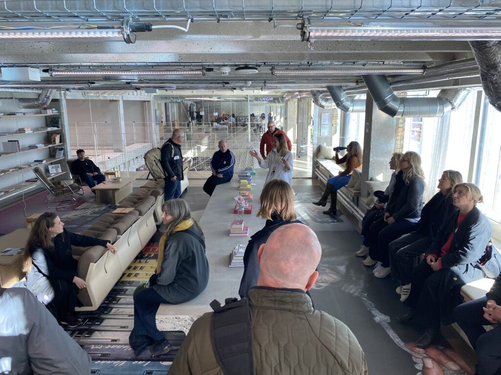 Deltagere i loungeområde med bøger, Study Tour on Bike Arne 2026