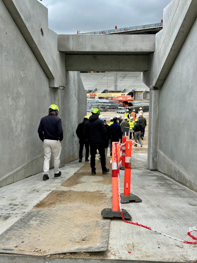 Hvide buer og stålbjælker under opførelse, Kongelunden Aarhus