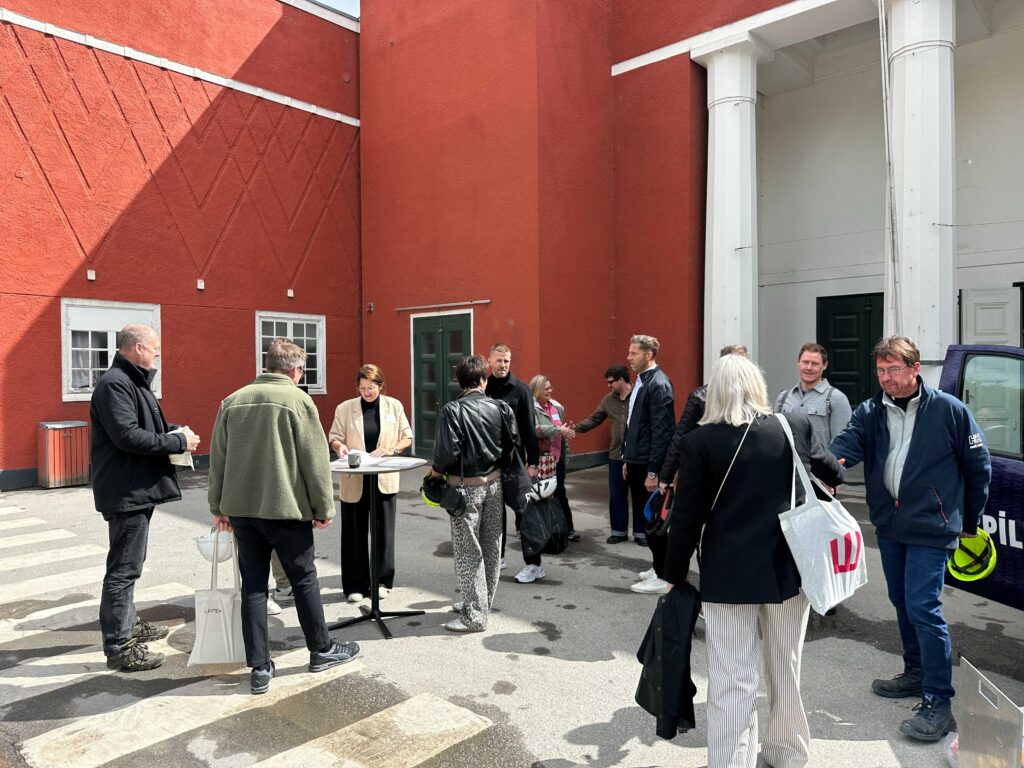 Deltagere samlet i lyssal med ovenlys og statue, Kongelunden Aarhus